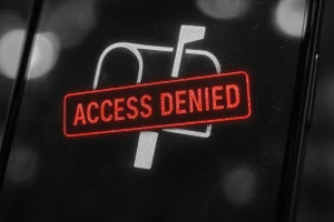 Gesperrtes E-Mail-Symbol mit Microsoft-Blockade – digitale Souveränität Microsoft in Gefahr